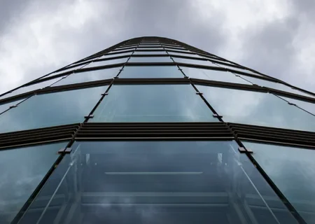 شیشه‌های استاندارد کرتین وال: بررسی انواع، ویژگی‌ها و کاربردها